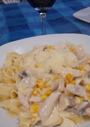 Una foto de Fetuchini niditos con crema pollo choclo