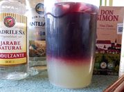 Una foto de bebidas con alcohol de limón