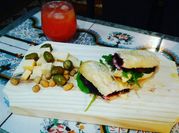 Una foto de sándwich queso brie
