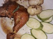 Una foto de pollo con papas al romero