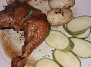 Una foto de Pollo al horno con papas, mantequilla y Romero
