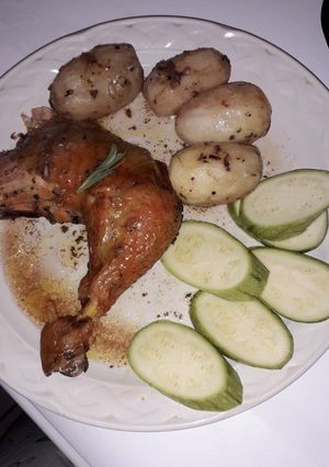 Una foto de Pollo al horno con papas, mantequilla y Romero