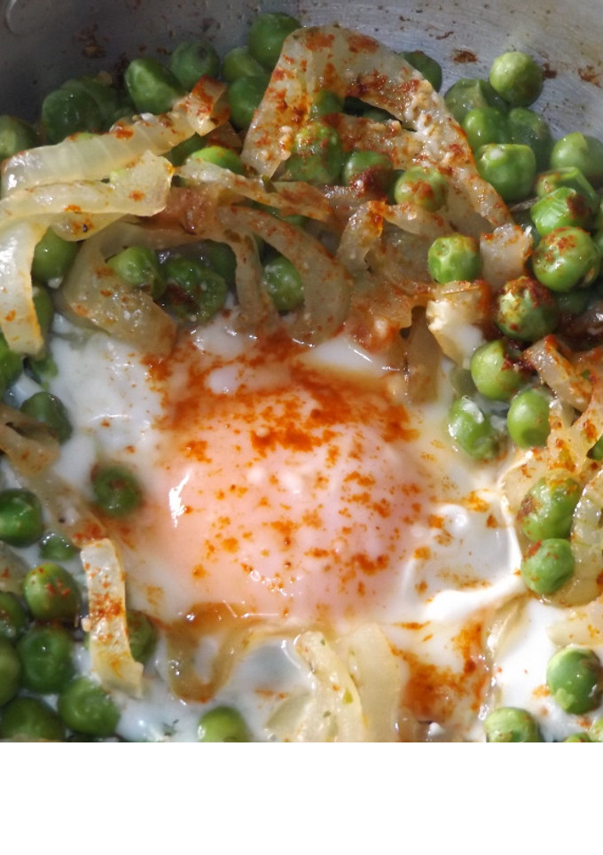 Una foto de Sartencita de guisantes con huevo al pimentón