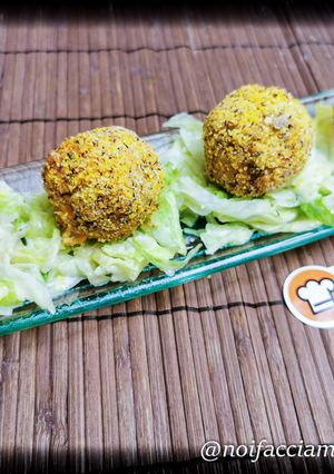 Foto di Polpettine di Salmone, Patate e Carote al forno su insalata con salsa allo yogurt