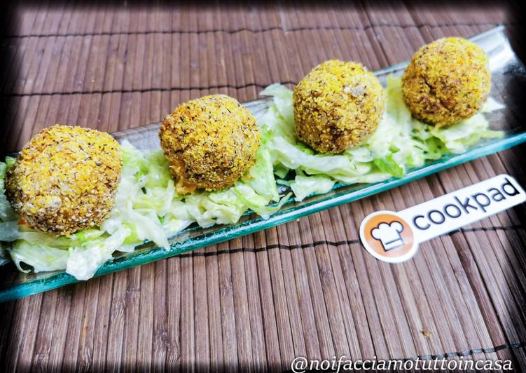 Polpettine di Salmone, Patate e Carote al forno su insalata con salsa allo yogurt