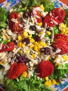 Una foto de Súper ensalada con tomate seco, aceituna negra, choclo y roquefort