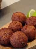 Bolinhos de carne fritos com molho agridoce