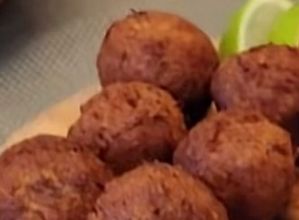 Foto de Bolinhos de carne fritos com molho agridoce