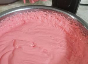 Una foto de Helado de gelatina de fresa