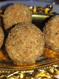 डिंक मेथी लाडू (dink methi laddu recipe in marathi) रेसिपी चे मुख्य फोटो