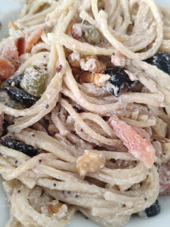 Una foto de Espaguetis con anchoas y salmón