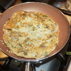 A picture of Cremini mushrooms and leeks frittatas.