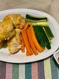 Involtini di pollo farciti, accompagnati con salsa di soia e semi di sesamo tostati