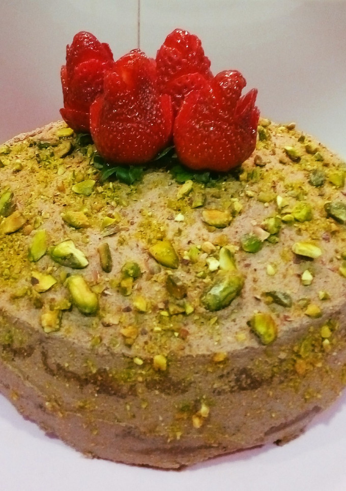 Una foto de Tarta de pistachos, trufa de chocolate,  y fresas