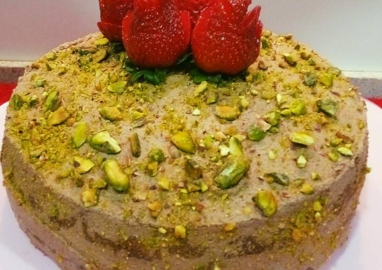 Tarta de pistachos, trufa de chocolate,  y fresas