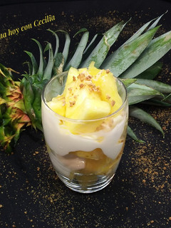 Una foto de Postre individual de piña con yogur, miel y crocante de almendra