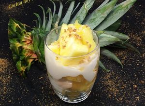 Foto principal de Postre individual de piña con yogur, miel y crocante de almendra