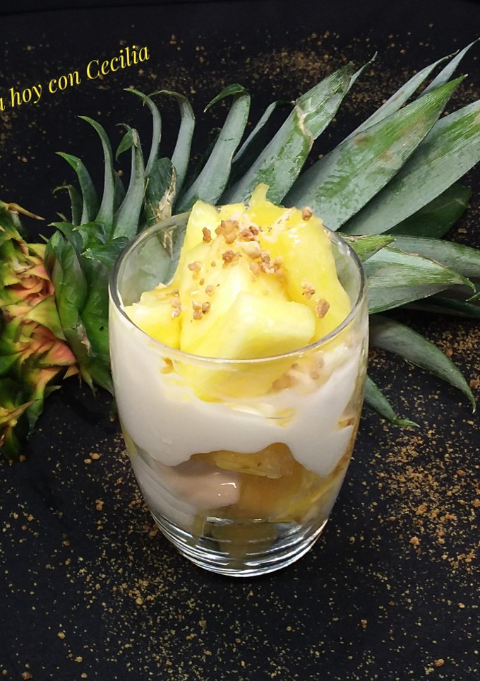 Una foto de Postre individual de piña con yogur, miel y crocante de almendra