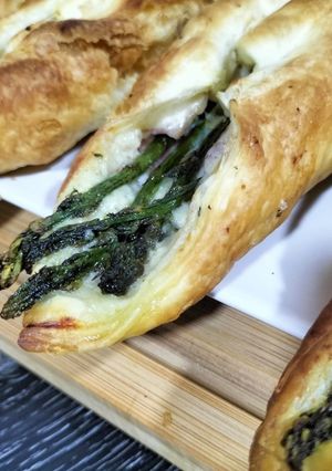 Una foto de Hojaldre de espárragos y bacon con bechamel trufada