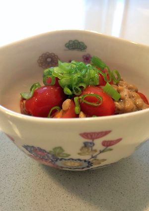 Una foto de Natto con vinagre balsámico