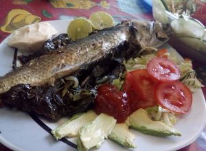 Una foto de Pescado empapelado al horno