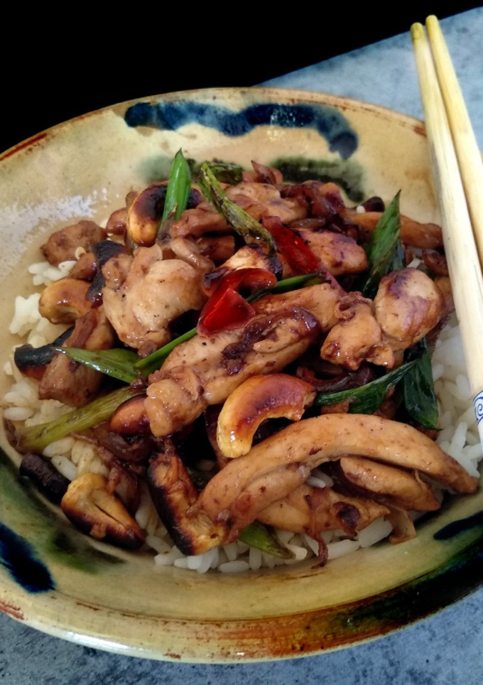 Una foto de Wok de pollo con anacardos {receta tailandesa}
