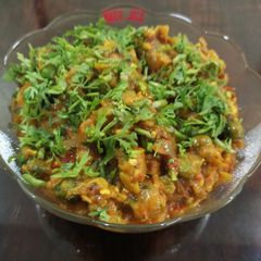 A picture of Baingun bharta with green peas.