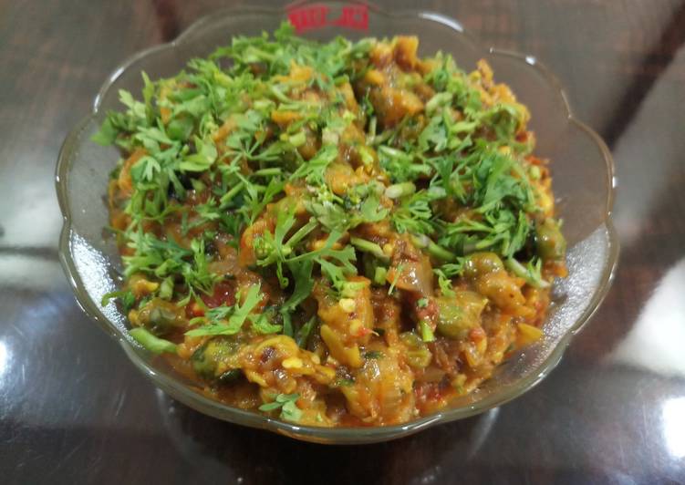 Baingun bharta with green peas