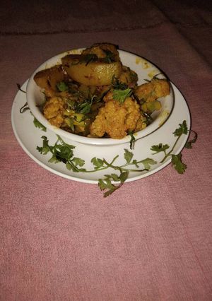 A picture of Aalu gobhi ki Chatpti Sabzi.