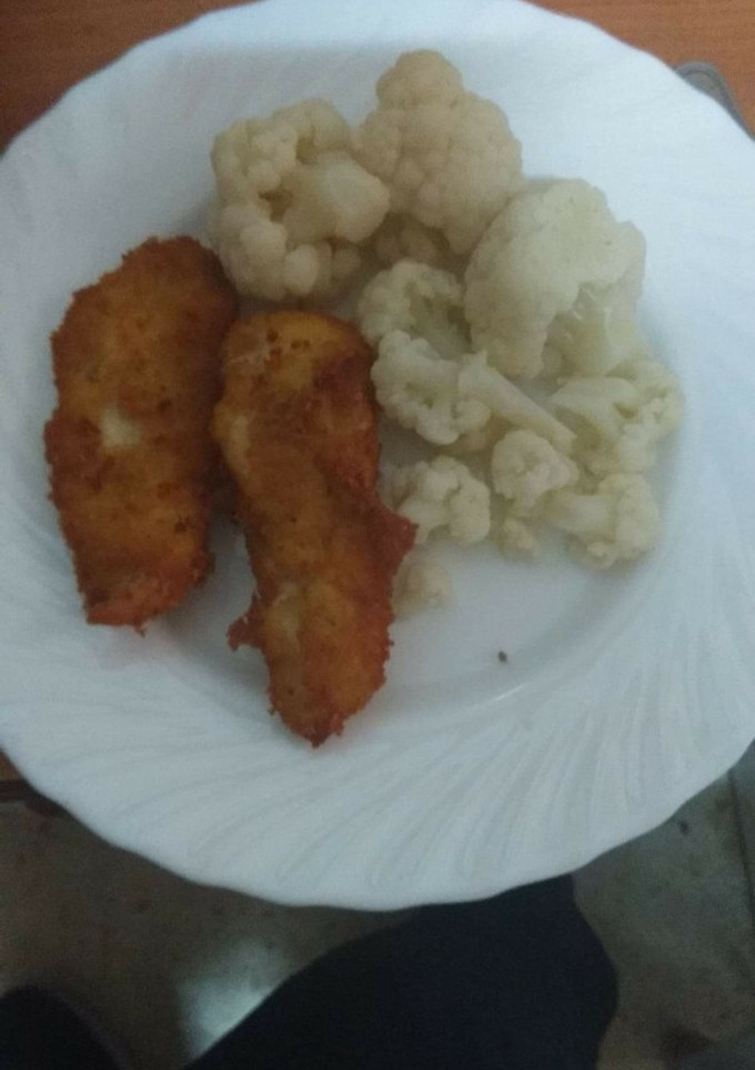 Una foto de Pollo empanado con coliflor