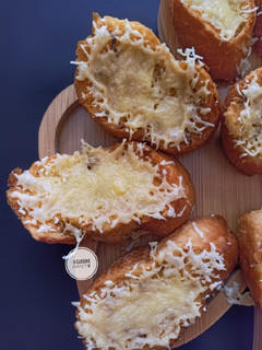 صورة لوصفة اعادة تدوير الخبز البايت بالجبن مقرمش و لذيذ 😋🥖