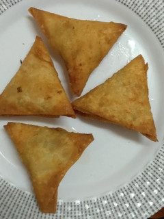 A picture of Simple vegetable samosa.