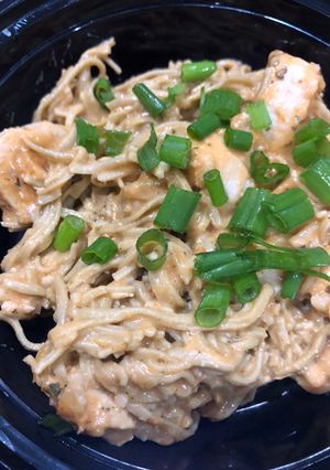 A picture of Chicken Alfredo with edamame pasta.