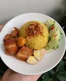 Xôi nghệ cốt dừa kèm thịt kho tàu