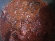 Una foto de chicharron en salsa roja