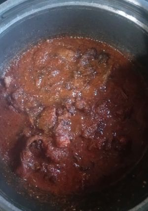 Una foto de CHICHARRÓN EN SALSA ROJA😋😋🇲🇽