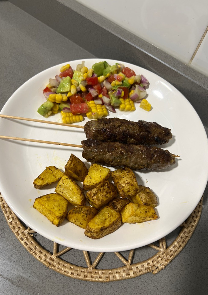 Una foto de Pinchos de carne molida, papas al horno y ensalada fresca
