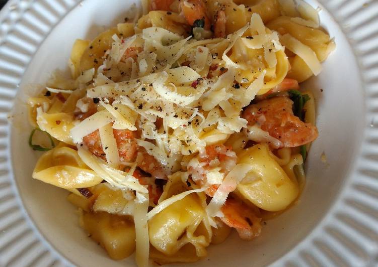 Capeletti de queijo com camarão e alho-poró - Tudogosreceitas