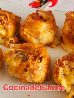 Una foto de Rollitos de hojaldre con langostinos, jamón york y queso