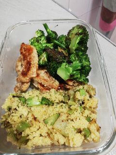 Una foto de Cuscús de brócoli, pollo y naranja