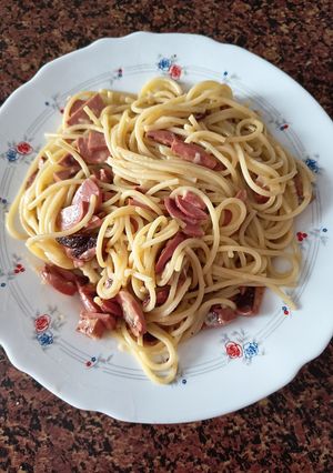 Una foto de Pasta a la Carbonara con salchichas