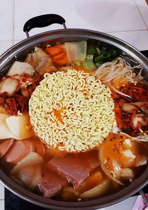 Hình của món Budaejjigae - Món hầm.