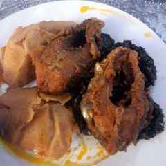 A picture of Moimoi with fried fish.