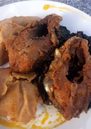 A picture of Moimoi with fried fish.
