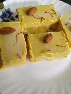 કેસર બદામ કુલ્ફી(kesar badam kulfi recipe in Gujarati) રેસીપી મુખ્ય ફોટો