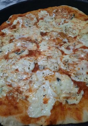 Una foto de Pizza con queso azul y cremoso
