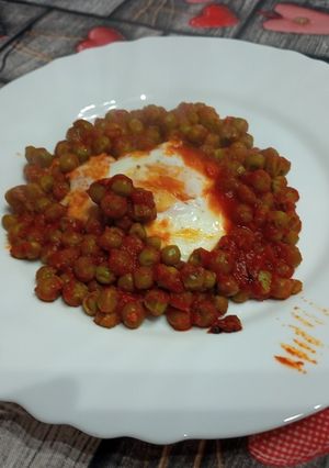 Foto di Uova e piselli al pomodoro