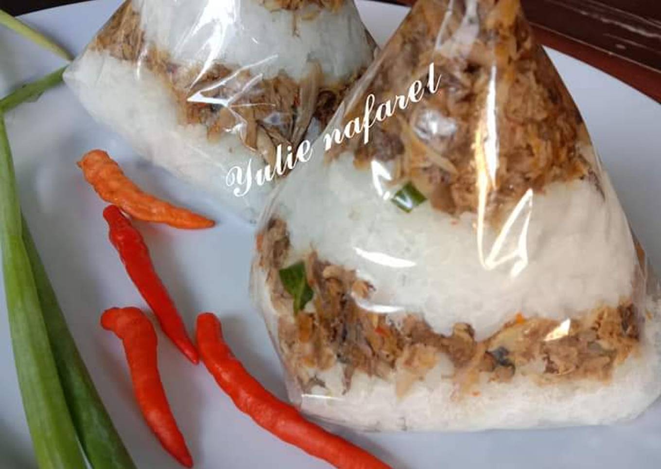 Nasi kerucut abon tuna buat bekal
