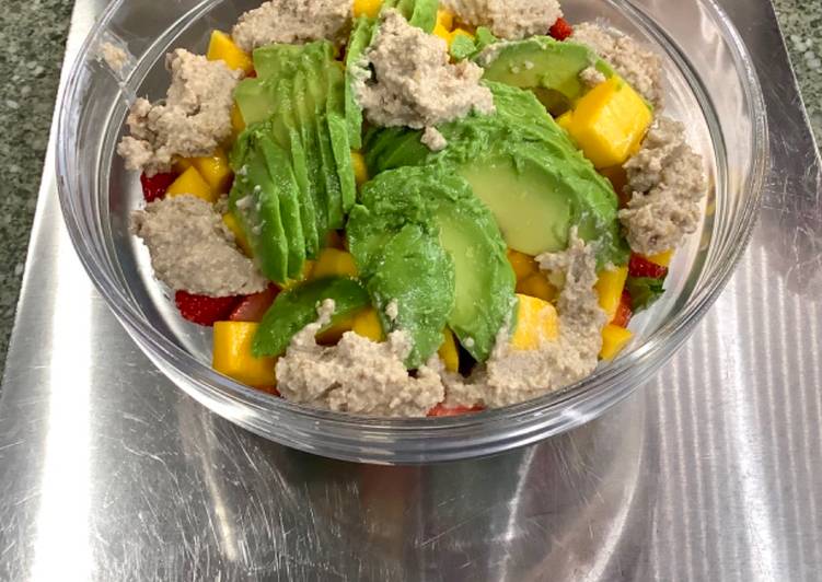 Ensalada de aguacate, mango y fresas con vinagreta de nueces. #RRR