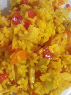 Una foto de Arroz con pollo y verduras